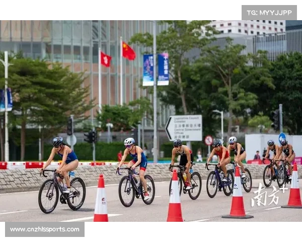 香港队球员赛后与主场观众互动，庆祝12年来首冠
